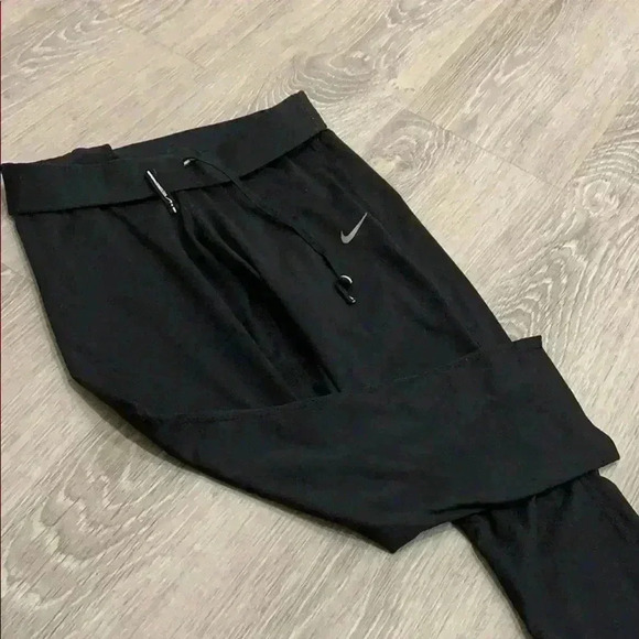 Nike - Picture 2 of 4